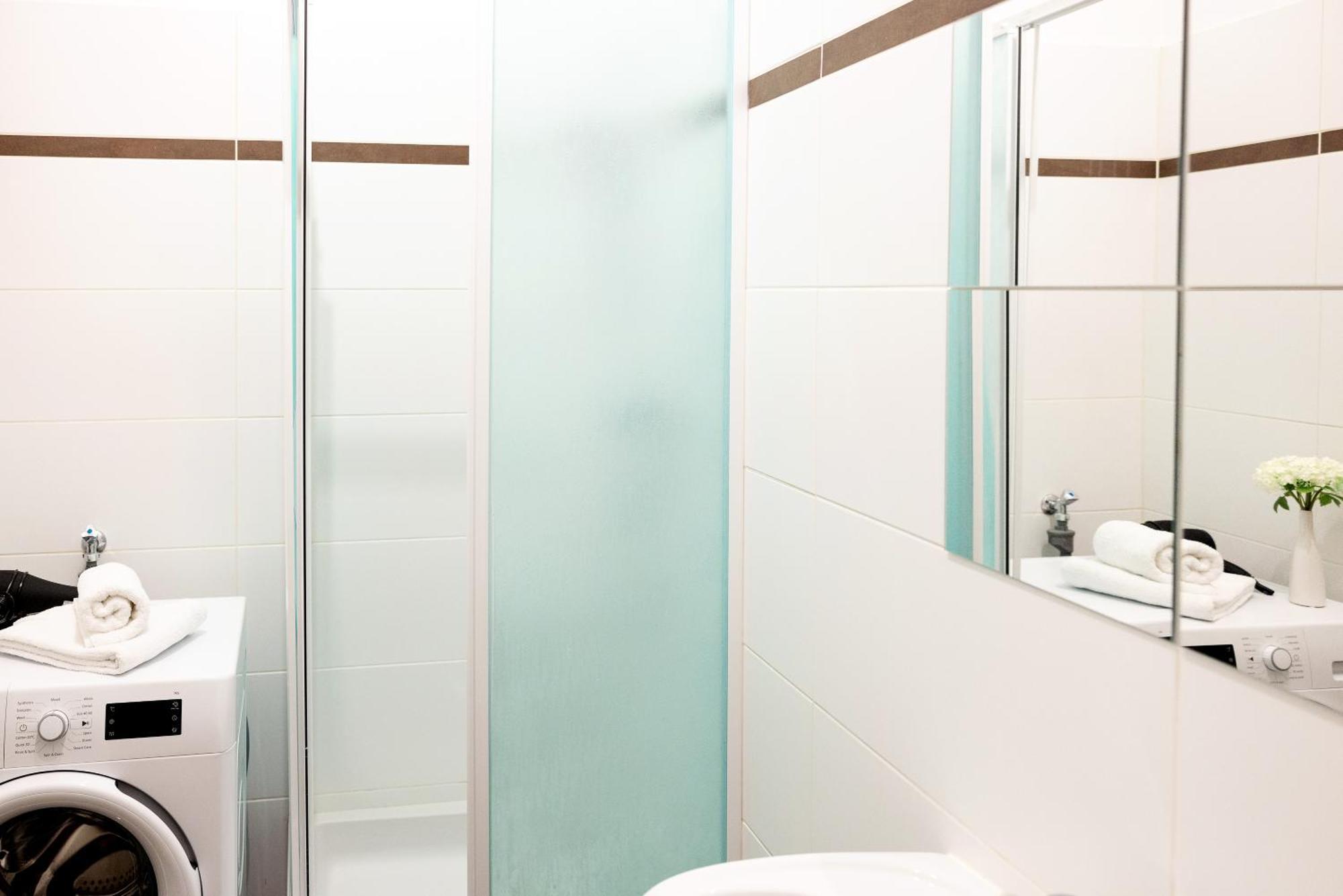 Stylish One Bedroom With Free Parking Apartment *