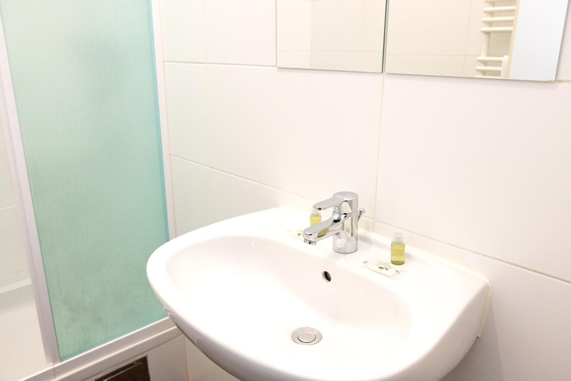 Stylish One Bedroom With Free Parking *