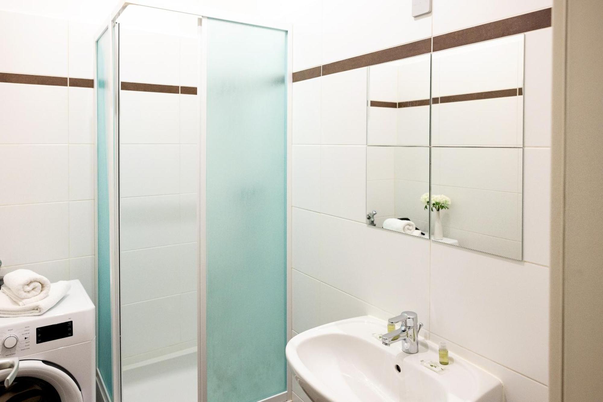 Stylish One Bedroom With Free Parking Apartment *